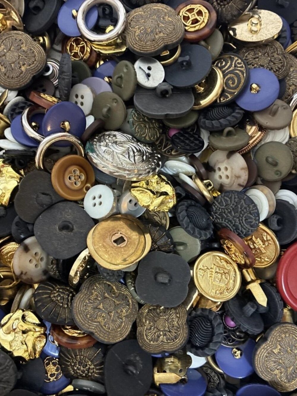 9.5 lbs of Mixed Buttons - for Therapy, Fun and Crafts - Picture 6 of 16